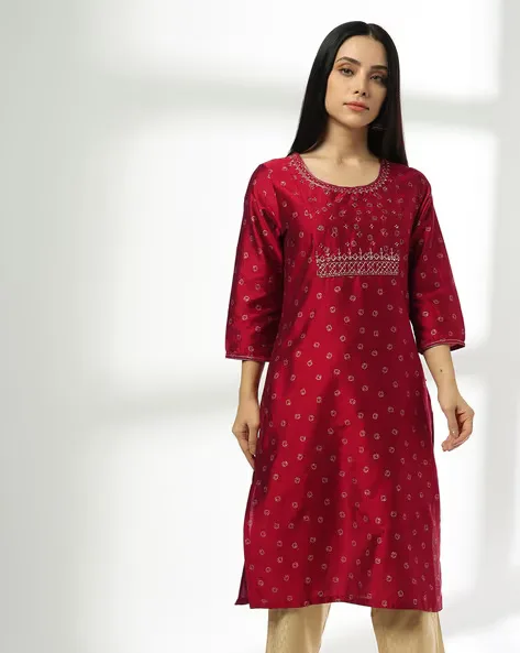 473Wx593H-443072504-red-MODEL.webp Women Foil Print Straight Kurta - Image 1